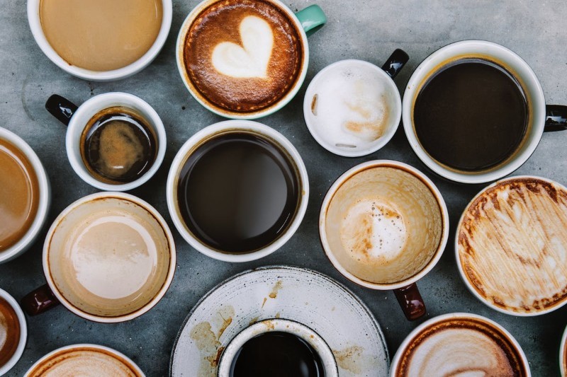 Barista/baristka: kto to, ile zarabia i jak nim zostać?