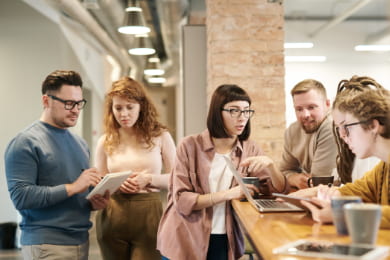 Budowanie bliskich relacji w pracy w Polsce. Badanie 2022