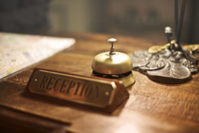 Concierge – kto to? Na czym polega jego praca? Ile zarabia?