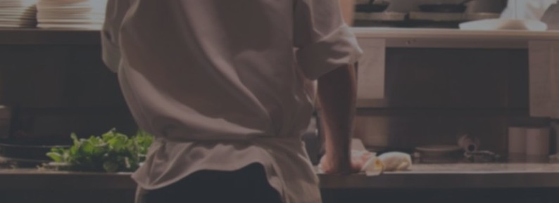 Jak wyrobić książeczkę sanepidowską? Badania i koszt w 2025