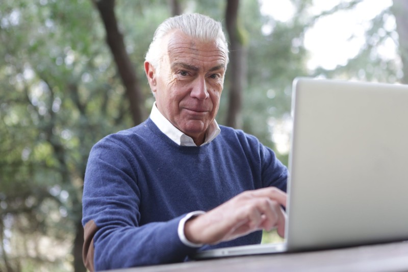 Jak napisać CV dla emeryta - krok po kroku [Przykład i porady]