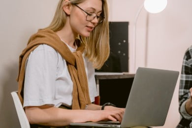 Pierwsza praca – jak ją znaleźć jeszcze na studiach? [7 porad]