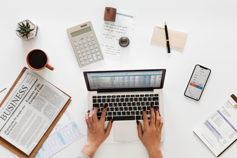 Księgowy: praca, obowiązki, jak zostać? Ile zarabia księgowa?