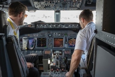 Jak zostać pilotem samolotu? Ile kosztuje licencja i ile zarabia pilot?