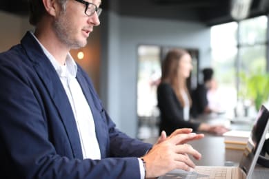 Prokurent — kim jest? Na czym polega jego rola w spółce?