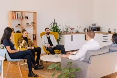 Small talk – co to, jakie pytania zadawać, które tematy omijać?