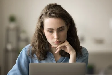 Syndrom oszusta – co to jest? Objawy w pracy [Badanie]