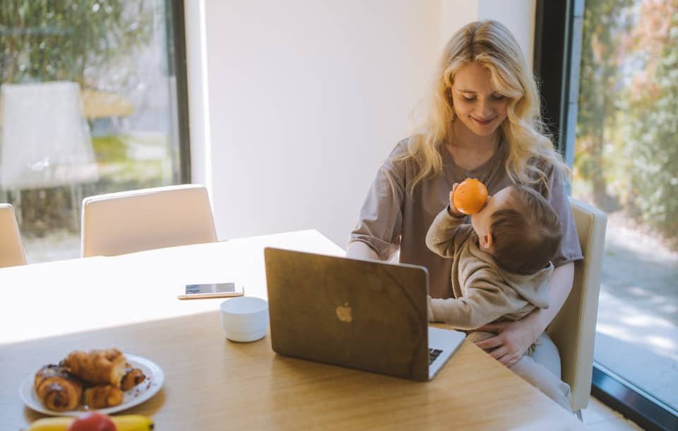 Jak wpisać urlop macierzyński w CV? Czy warto to robić?