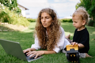 Jak wpisać urlop macierzyński w CV? Czy warto to robić?