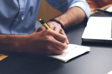 Z wyrazami szacunku — czy stawiamy przecinek na końcu?